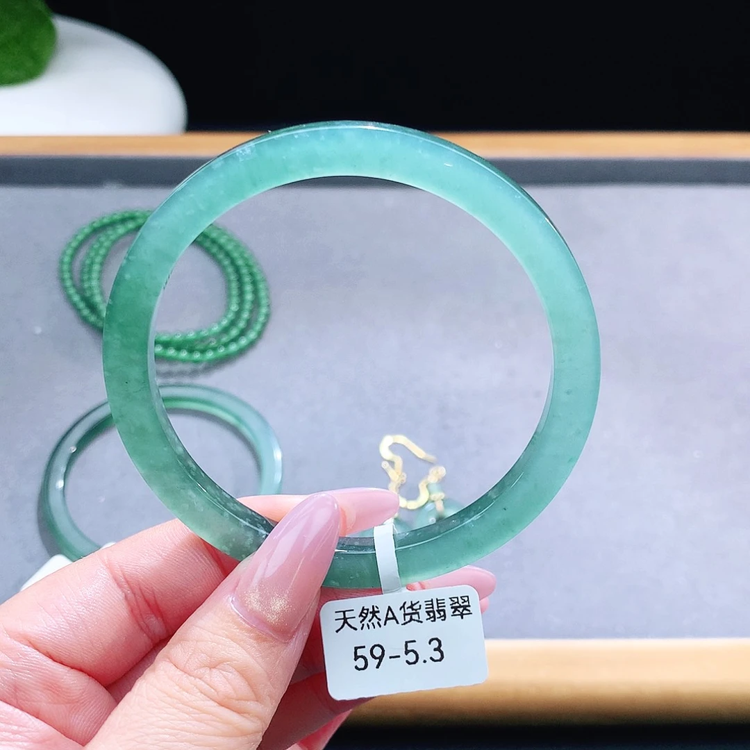 未镶嵌手镯（圆镯）翡翠