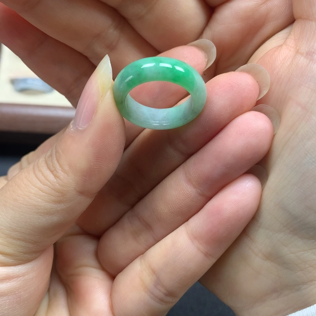 翡翠未镶嵌戒指甜绿