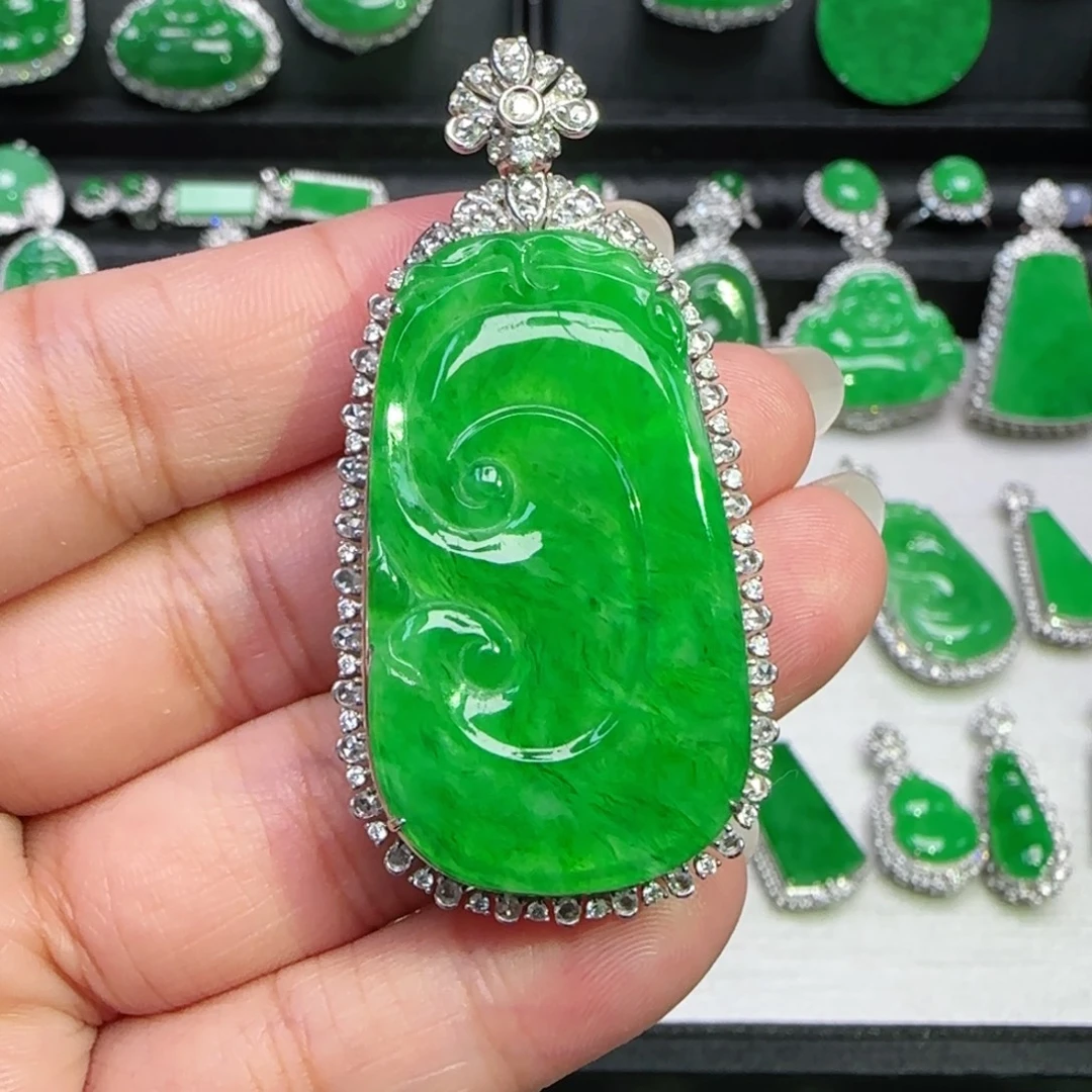 翡翠18K金镶嵌颈饰吊坠