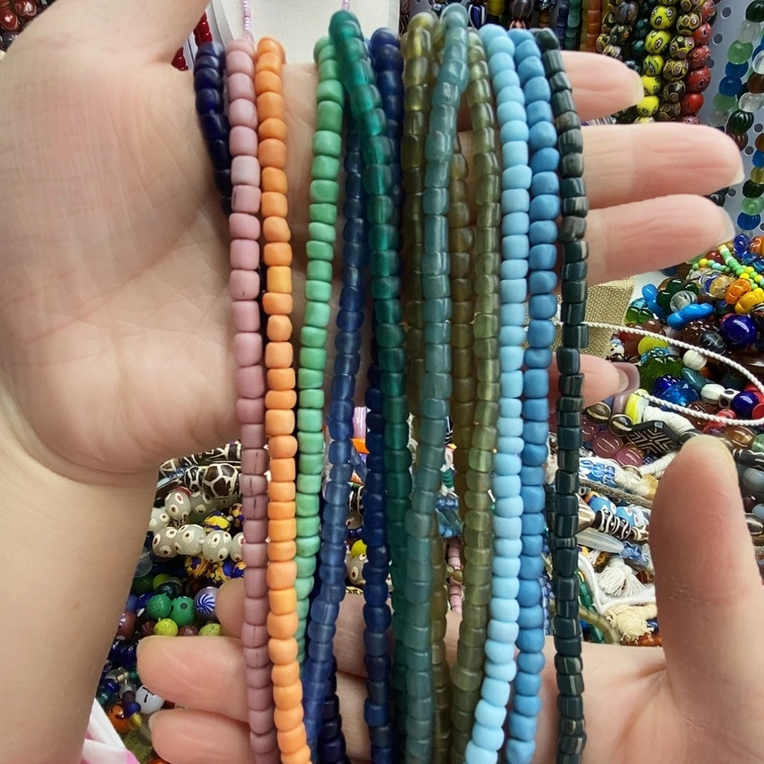 琉璃颈饰楼兰8元一条，104