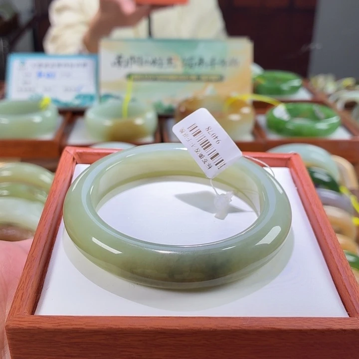 和田玉未镶嵌手镯37。 微瑕。 57/58