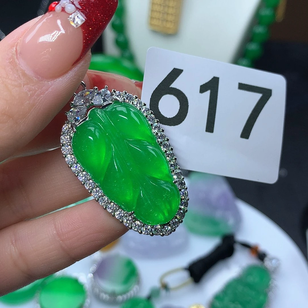 翡翠吊坠(赠链)未镶嵌