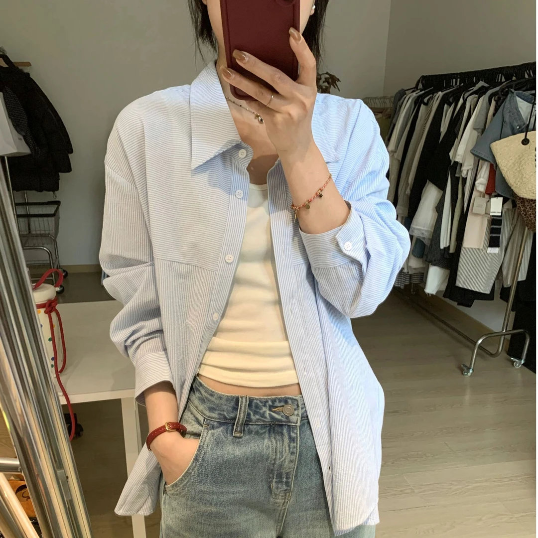 蓝色宽松条纹衬衣