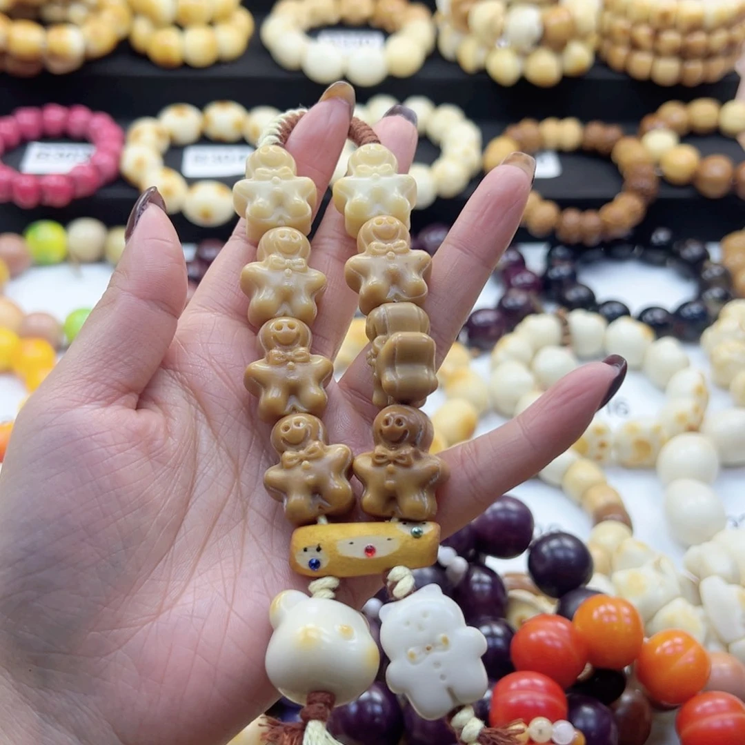 吊坠白玉菩提24卡渐变姜饼人手持