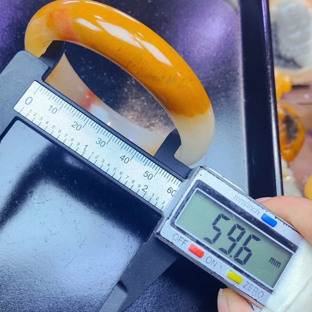 未镶嵌石英质玉（黄龙玉）颈饰