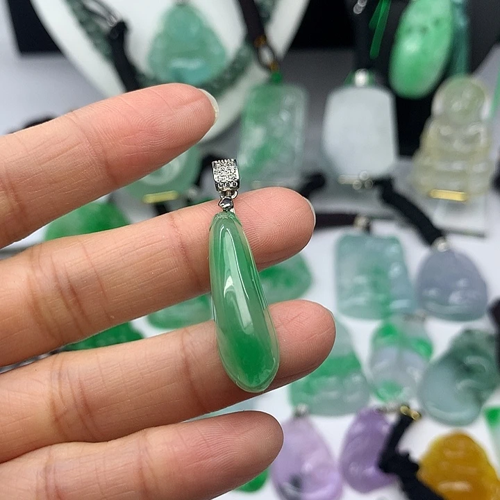 翡翠未镶嵌吊坠(赠链)