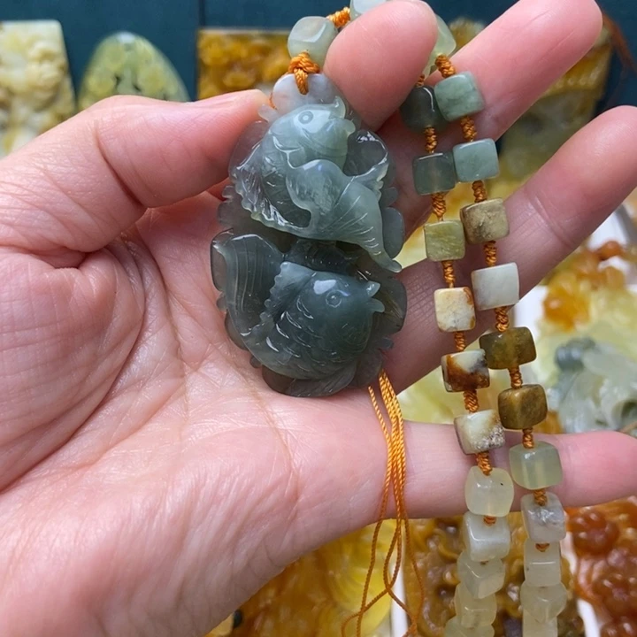 君***泽蛇纹石玉未镶嵌颈饰