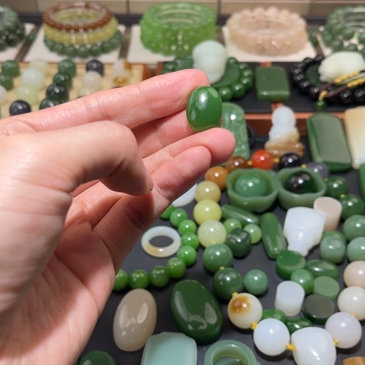 睡***子和田玉未镶嵌珠宝半成品俄七辣绿蛋面