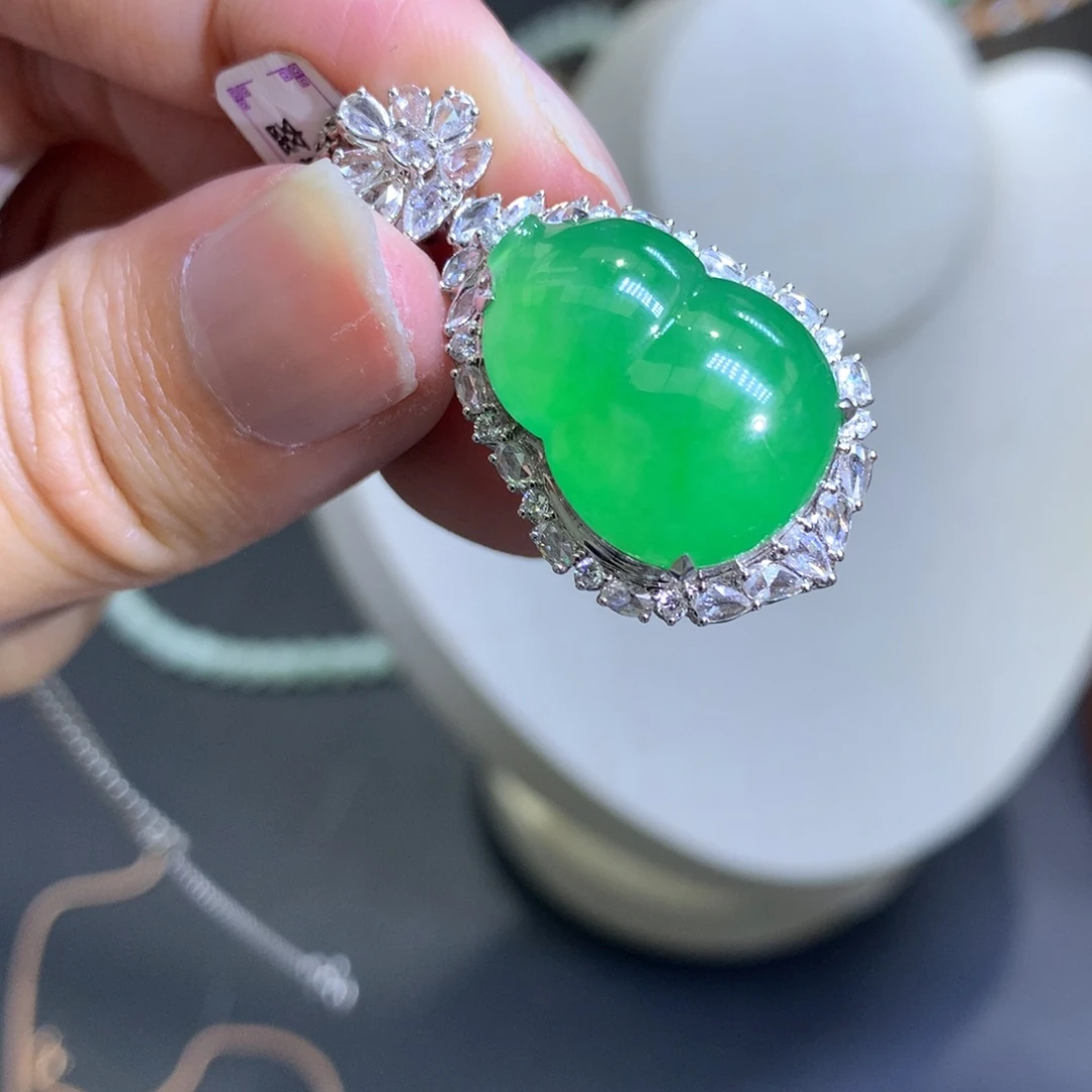 颈饰18K金镶嵌翡翠C****n