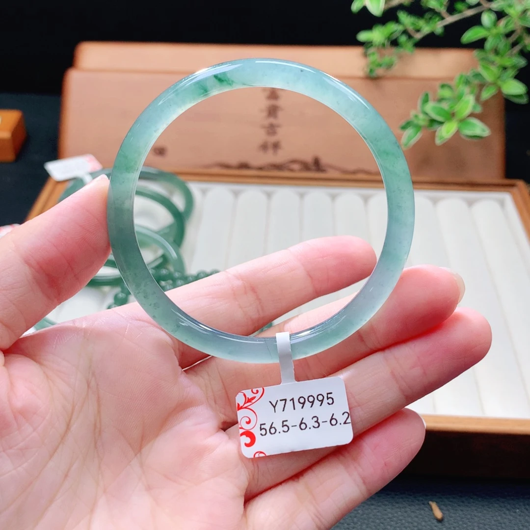 未镶嵌手镯（圆镯）翡翠
