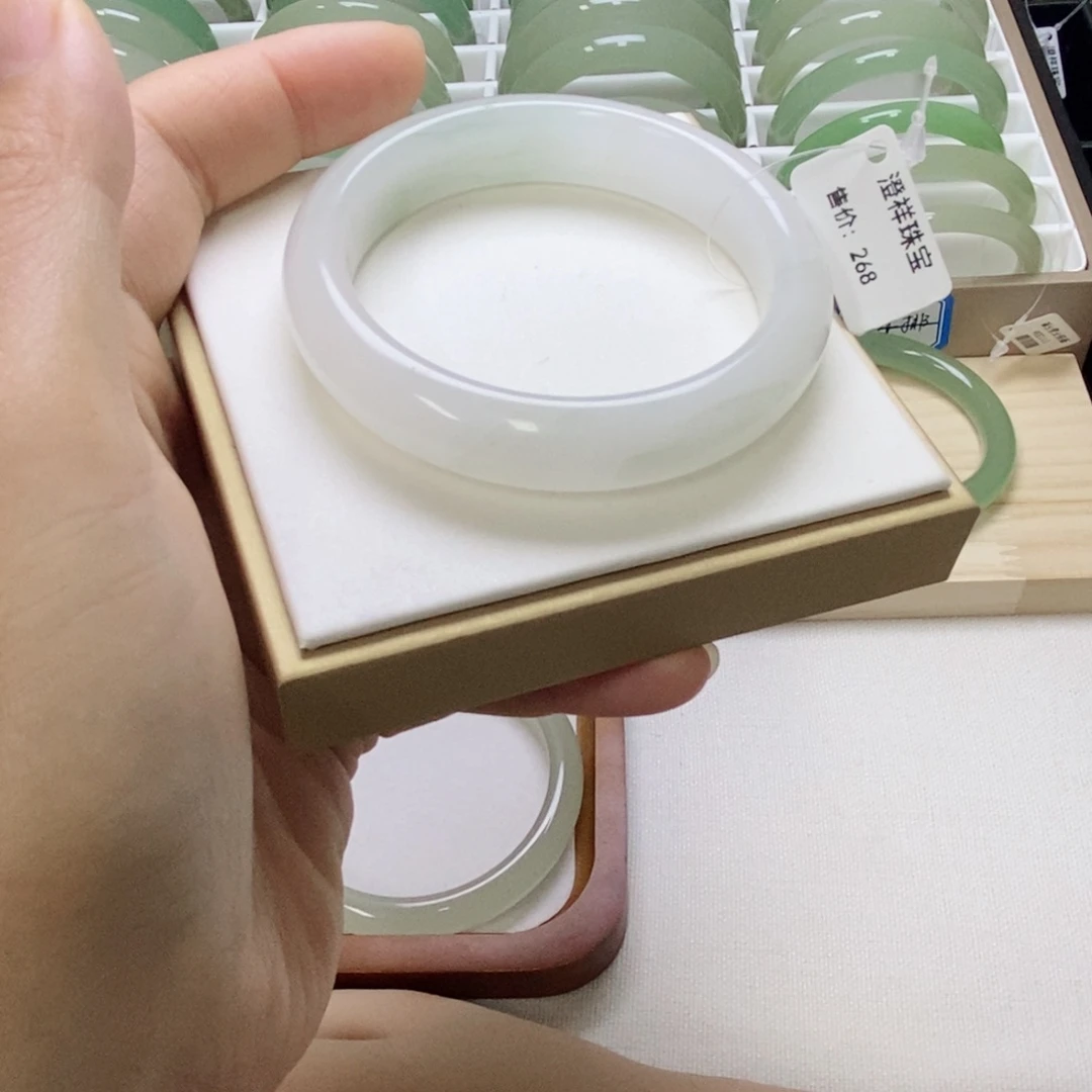 未镶嵌手镯石英质玉
