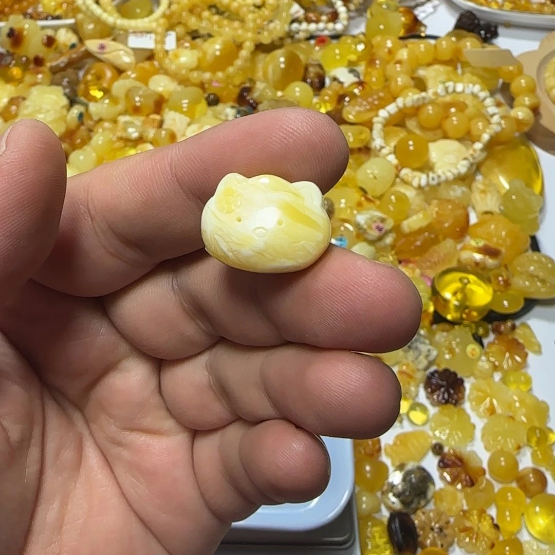 兔****琥珀未镶嵌裸石2.23克