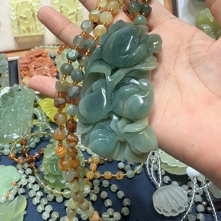 未镶嵌蛇纹石玉吊坠