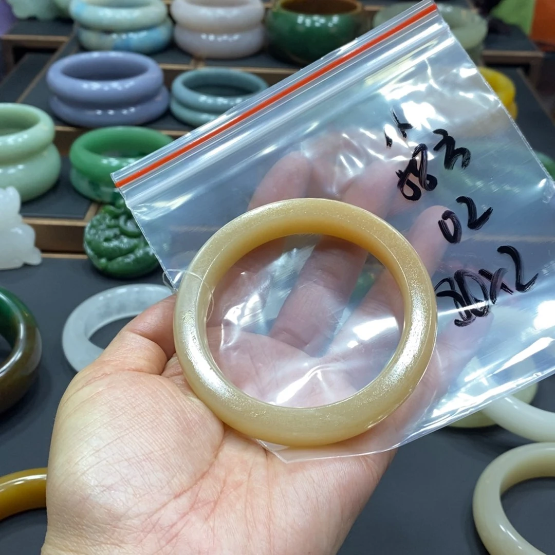 石英质玉手镯未镶嵌小**卫