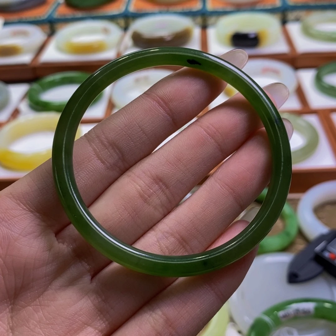 和田玉手镯未镶嵌摘****?碧玉叮当55.6