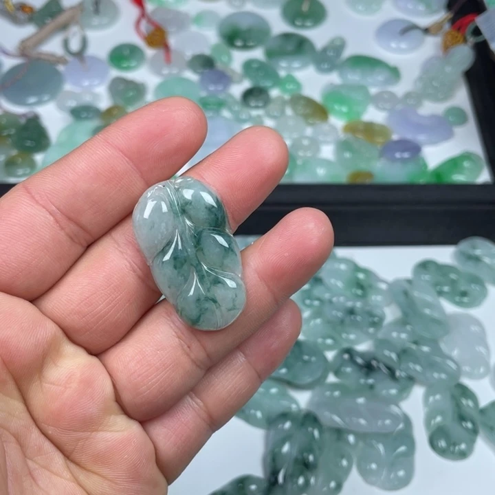 翡翠颈饰未镶嵌叶子