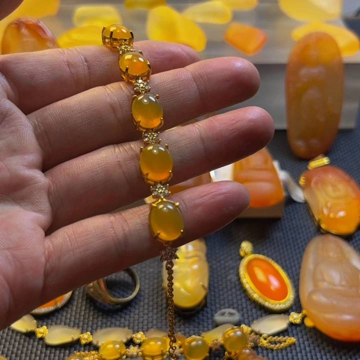 关***嘴石英质玉吊坠未镶嵌