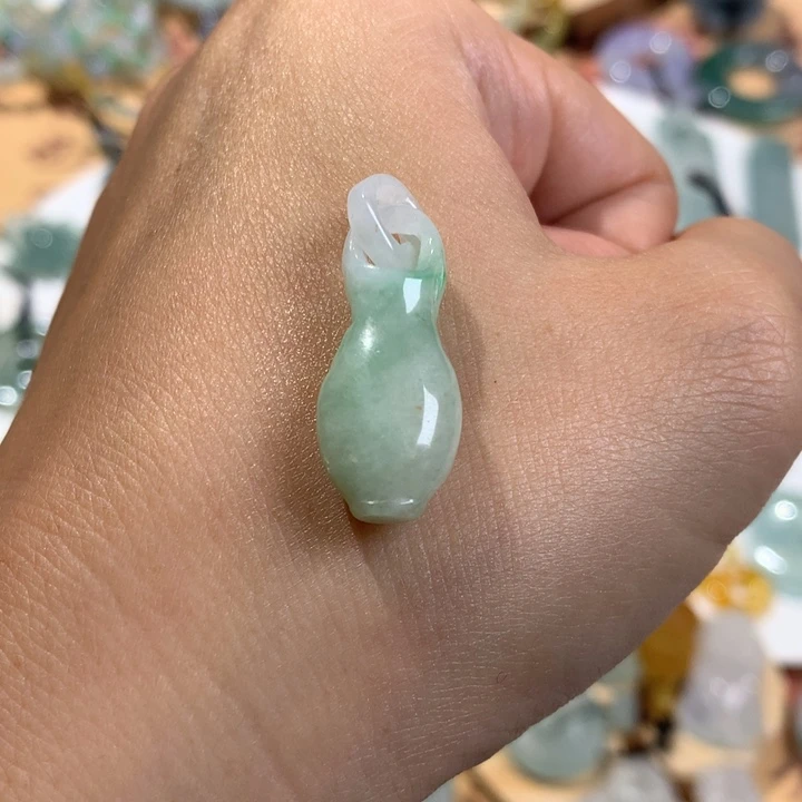 颈饰未镶嵌翡翠宝瓶