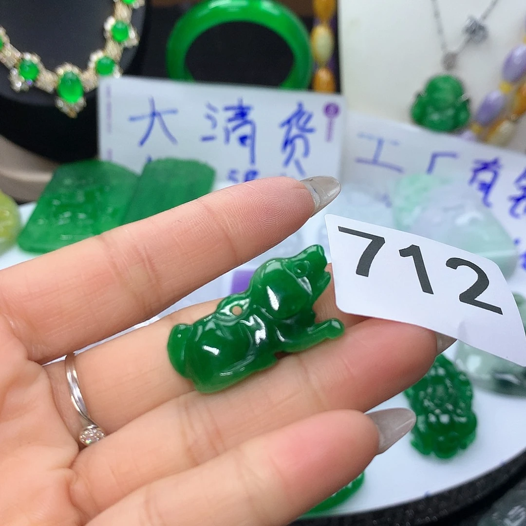 翡翠吊坠(赠链)未镶嵌