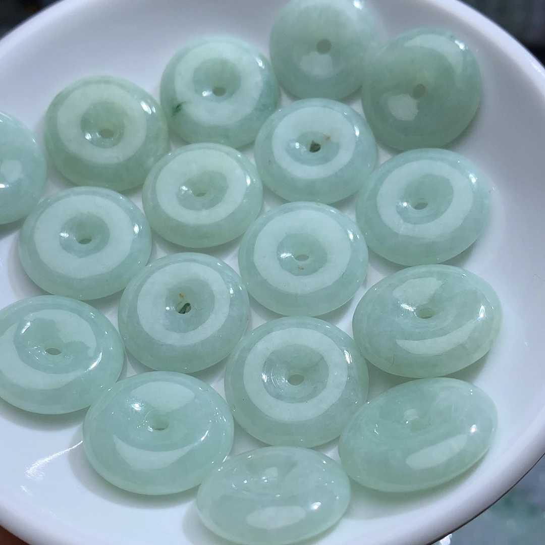 翡翠未镶嵌颈饰，多样性发其一