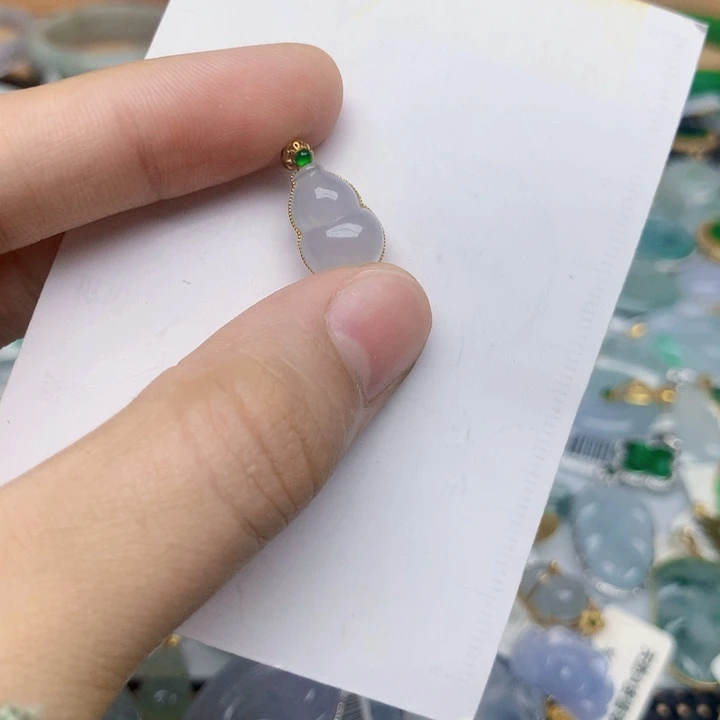 翡翠18K金镶嵌颈饰葫芦