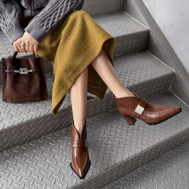 百搭真皮复古加绒英伦风秋冬粗跟尖头时尚后拉链法式防滑短靴高跟