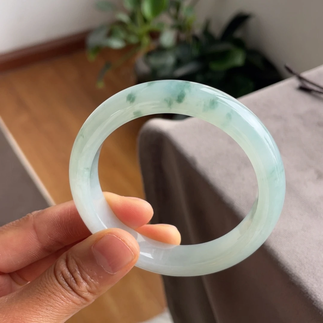 温***两翡翠未镶嵌手镯飘花
