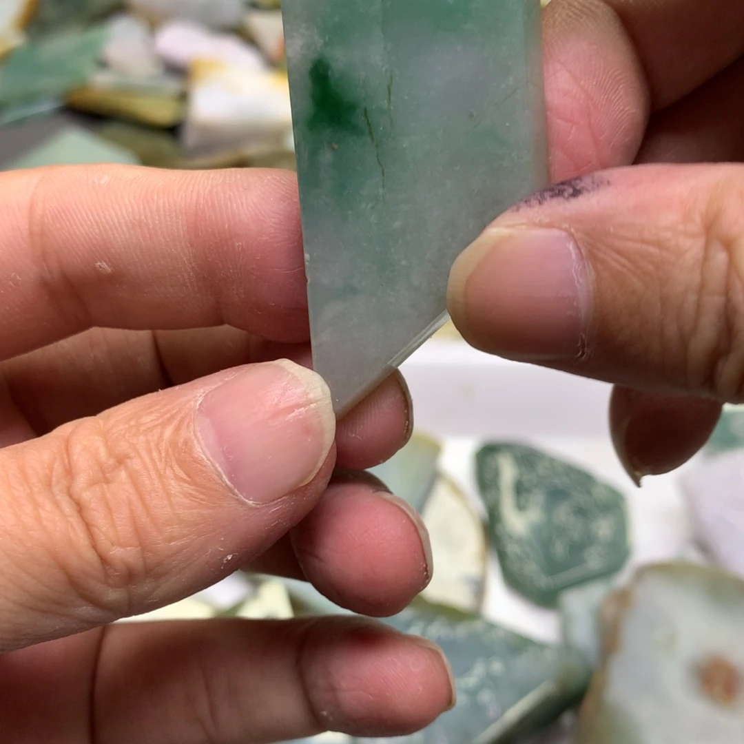 翡翠颈饰未镶嵌翡翠