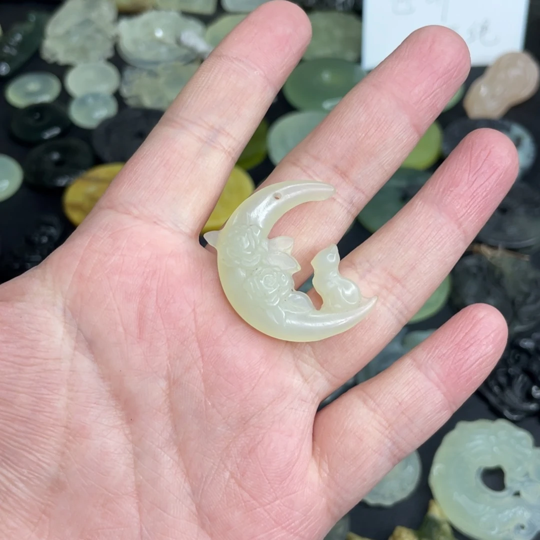 岫玉未镶嵌颈饰月亮猫