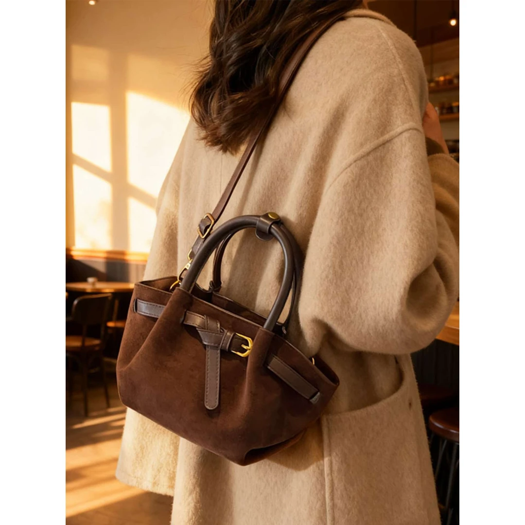 小众设计包包女秋冬季2025新款磨砂复古斜挎包褶皱爆款手提水桶包