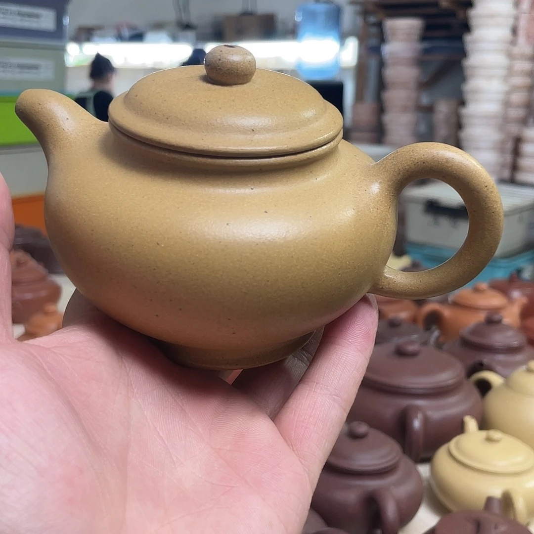 茶壶紫砂多只。黄段 微瑕。  刘