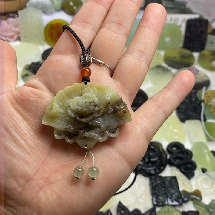 蛇纹石玉颈饰合金
