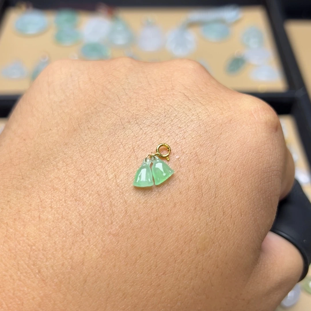 翡翠18K金镶嵌颈饰莲蓬一对