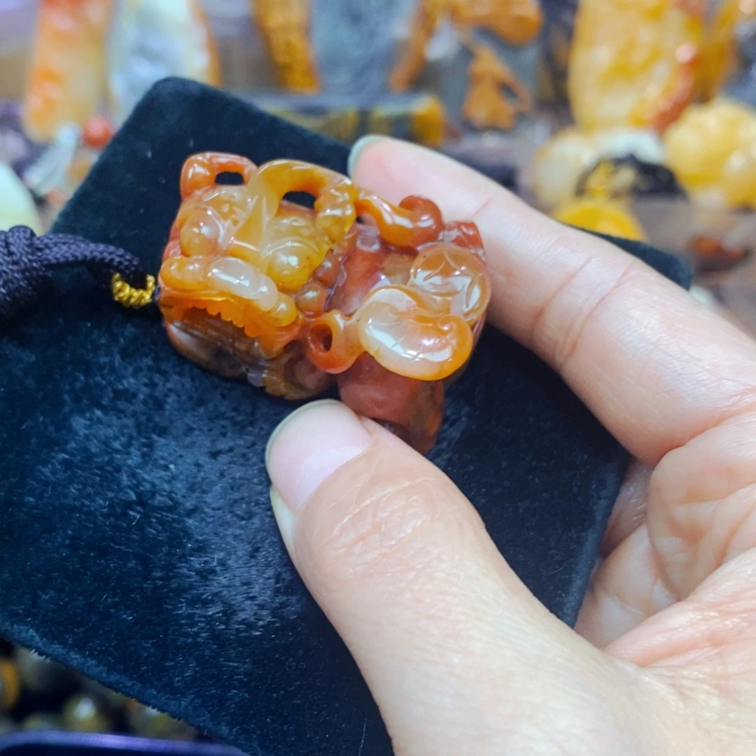 未镶嵌石英质玉（黄龙玉）颈饰