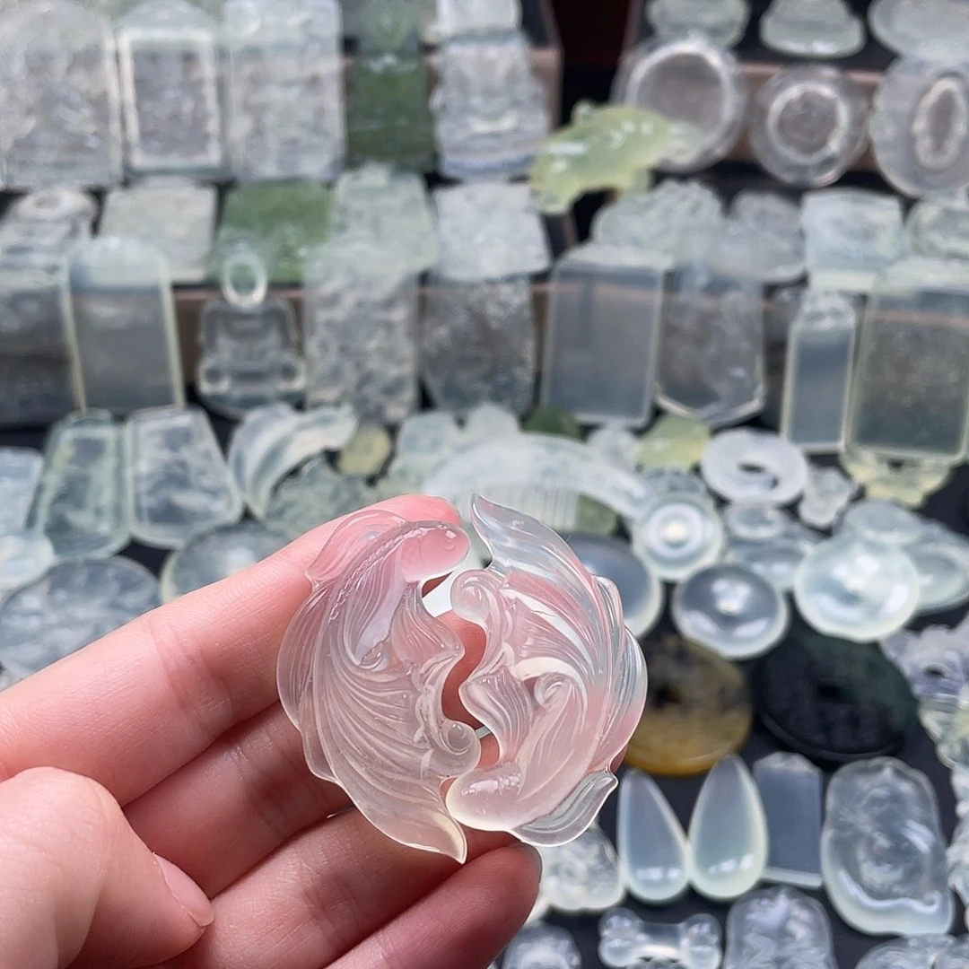 岫玉未镶嵌颈饰双鱼