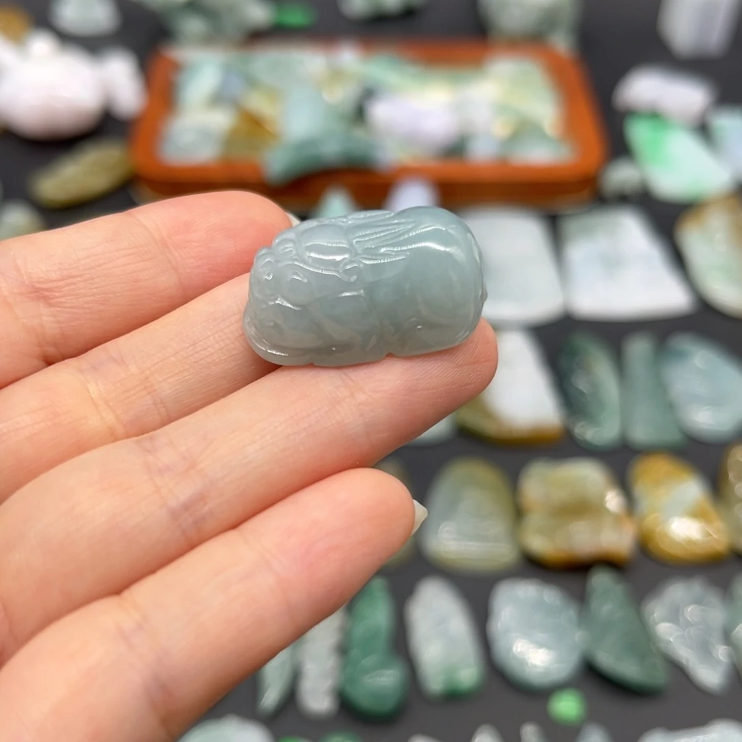 翡翠未镶嵌颈饰貔貅