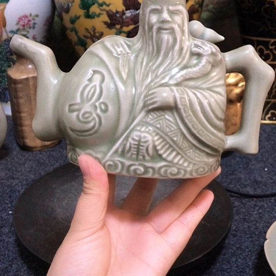 颜***瓷器一件，品相完整