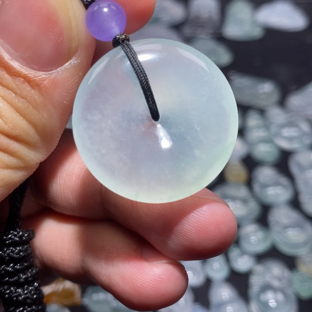 翡翠未镶嵌颈饰漏平安扣