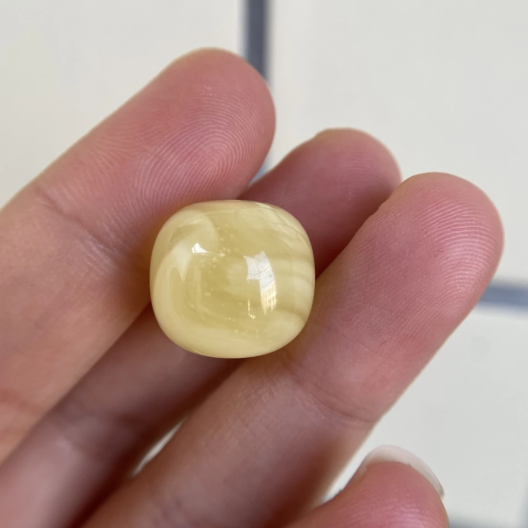 蜜蜡老型配饰15.7×14.7mm，清货不退，一边飘天然小金沙，花纹好看，