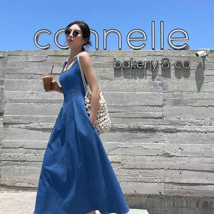 888好看的蓝雾之恋牛仔连衣裙女法式设计感收腰吊带方领显瘦长裙