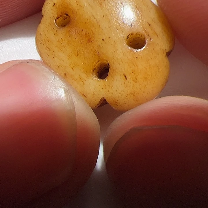 玻璃颈饰在这里的人
