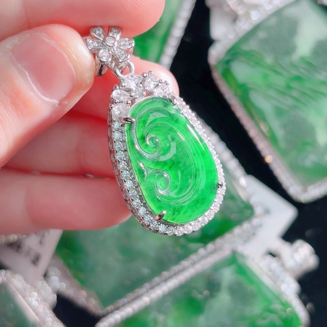 翡翠颈饰未镶嵌如意