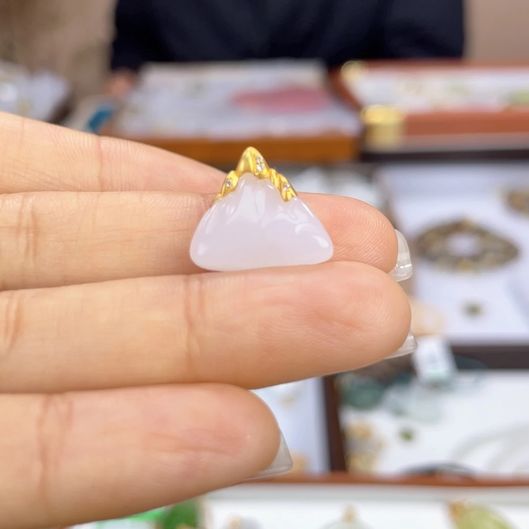 颈饰18K金镶嵌和田玉❀***花