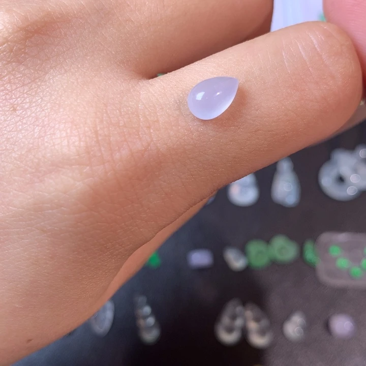 翡翠未镶嵌颈饰水滴