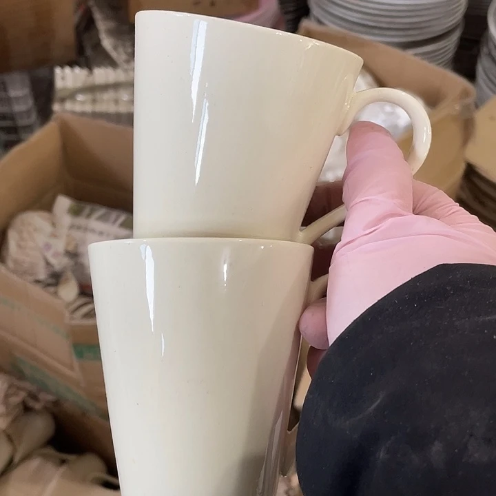 瓷片皇家瓷牛奶杯一对