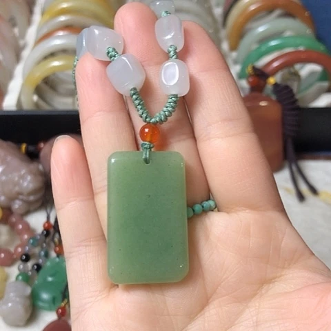 石英质玉未镶嵌颈饰