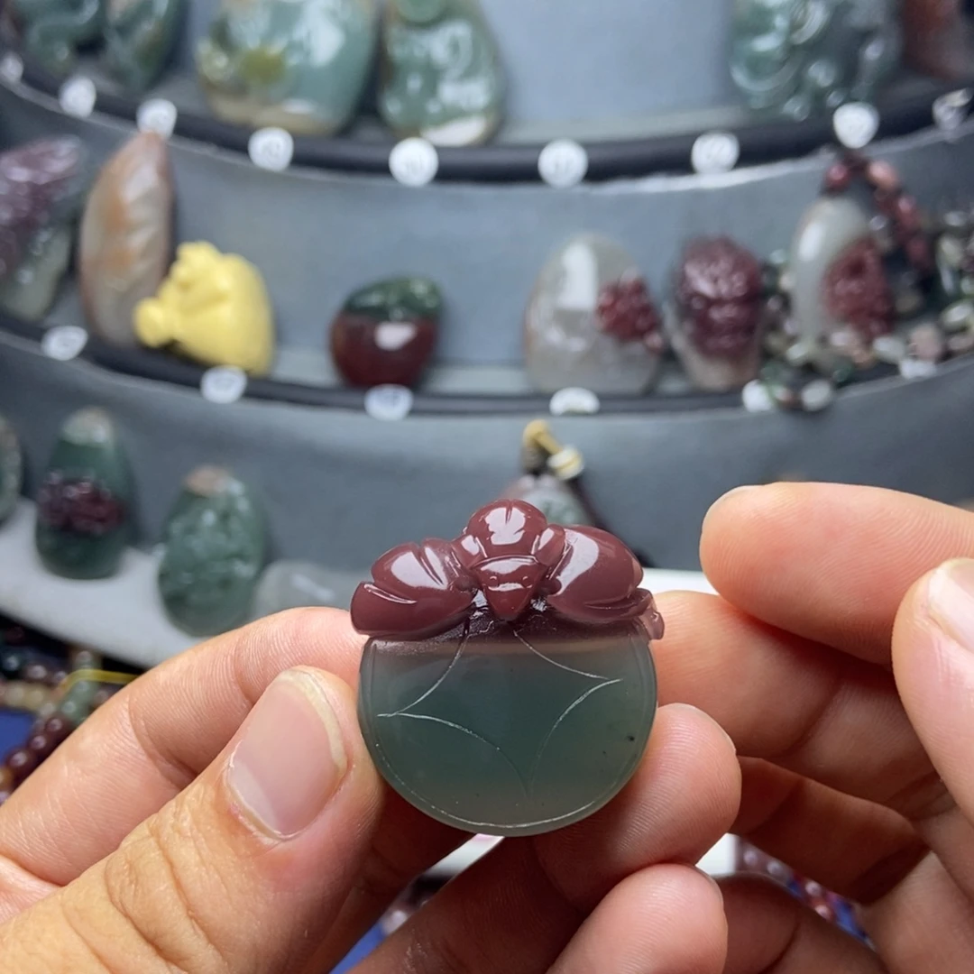 丁***丁未镶嵌颈饰玛瑙/玉髓