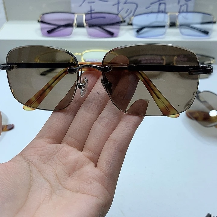 深茶色方圆款眼镜