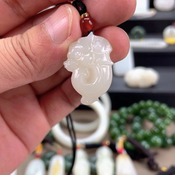 颈饰未镶嵌和田玉（糖玉）