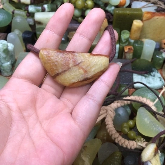 岫玉未镶嵌吊坠白***J